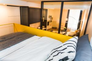 - une chambre avec un grand miroir au-dessus d'un lit dans l'établissement Le Huppé, Hypercentre, proche Bastille, WIFI illimité & Netflix, à Grenoble