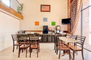 a dining room with a table and chairs at OYO Hotel Jefferson TX Hwy 59 in Jefferson