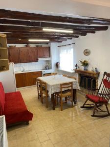 een keuken met een tafel en stoelen in een kamer bij Stella's House in Apróvaton