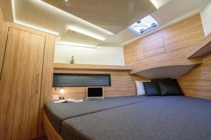 ein Schlafzimmer mit einem großen Bett in einem Zimmer in der Unterkunft Thea - MAGIC POINT in Mangalia