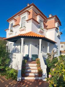 uma casa branca com um telhado laranja em Casa do Jardim (Garden House) em Vila do Conde