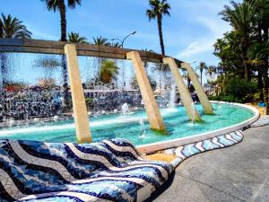 a fountain in the middle of a swimming pool at Studio Arquitecto in Torrevieja