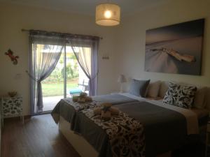 En eller flere senge i et værelse på Apartamento O Jardins da Marina + 101 billeder