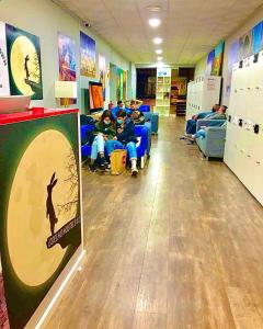 un groupe de personnes assises sur des chaises dans une salle d'attente dans l'établissement Madrid Downtown Hostel, à Madrid