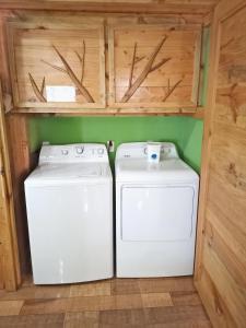 lavadero con lavadora y secadora en Canopy Wonders Vacation Home, en Monteverde
