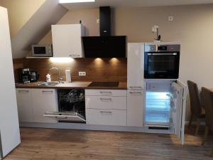 A kitchen or kitchenette at -Neubau- 42 qm Balkon-Apartment
