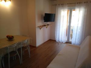 Μια τηλεόραση ή/και κέντρο ψυχαγωγίας στο Nives apartmani