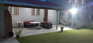 eine Terrasse mit Stühlen und einem Tisch im Hof in der Unterkunft Casa na Garopaba com Varanda in Garopaba