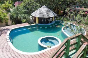 una piscina con cenador en una terraza en Pousada Oceano, en Caraíva