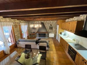 una vista aérea de una cocina con fogones en El Vilarot. La casa de piedra en la naturaleza., en Girona