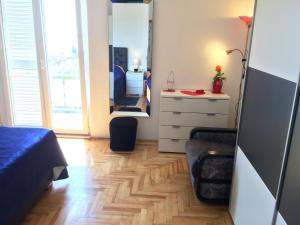 Televízia a/alebo spoločenská miestnosť v ubytovaní Apartment ELENA 40 m2 with beautiful wide sea views 3 stars