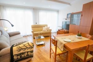 un soggiorno con divano e tavolo di Apartamento Centro - 2 Puertos a Isla de Arosa