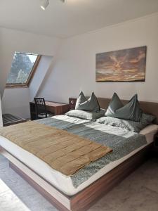 Postel nebo postele na pokoji v ubytování Lotusblüte Appartement in Hévíz mit Tiefgarage und Panoramaterrasse