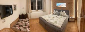 Haus Panorama في فيلزموس: غرفة نوم مع سرير وتلفزيون بشاشة مسطحة