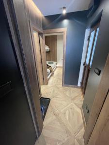 Vistas a una habitación con puerta y suelo en Stella Bianca Apartman, en Jahorina 14 fotos más