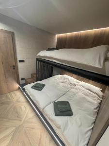 Habitación con 2 literas y toallas. en Stella Bianca Apartman, en Jahorina