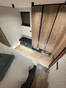 Un dormitorio con una cama y un televisor en la pared. en Stella Bianca Apartman, en Jahorina