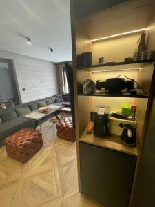 una sala de estar con un sofá y una mesa en Stella Bianca Apartman, en Jahorina