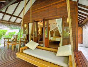 Postel nebo postele na pokoji v ubytování Medhufushi Island Resort