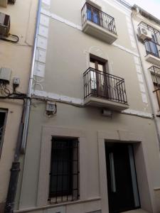 a building with two balconies and two windows at Apartamentos Suite Puerta del Jerte in Plasencia