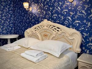 Кровать или кровати в номере Hotel Royal (Отель Роял)