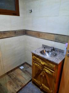 La salle de bains est pourvue d'un lavabo et d'un comptoir. dans l'établissement EL SUSURR0, à Villa Pehuenia 51 autres photos