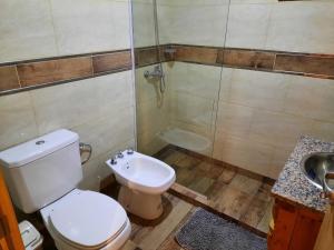 A bathroom at EL SUSURR0