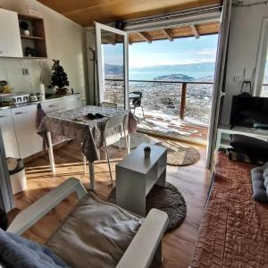 Ruang duduk di Unique Bungalow Cityview Ohrid +21 gambar