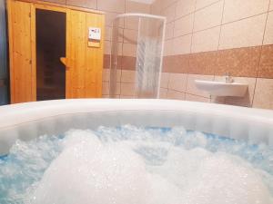 Koupelna v ubytování Mátra Wellness Vendégház + 37 fotografií