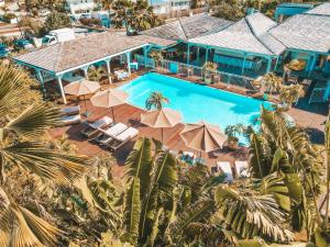 una vista aérea de un complejo con piscina en Hotel La Plantation en Orient Bay