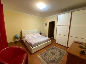 Schlafzimmer mit einem Bett, einem Schreibtisch und einem Stuhl in der Unterkunft B&B Le Torrette in Campello sul Clitunno