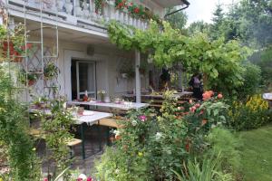 a garden with a table and a bunch of flowers at Dom Pod Różą in Leśna