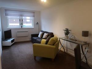 Spacious modern one Bed apartment, town centre with parking