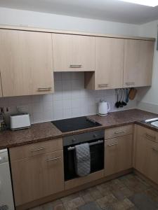 Spacious modern one Bed apartment, town centre with parking