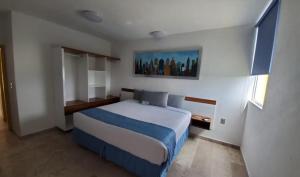 1 dormitorio con 1 cama grande en una habitación en Miami Inn en Nuevo Vallarta 