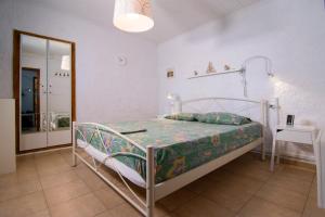 1 dormitorio con 1 cama en una habitación con espejo en Summer House by the Sea, en Khorevtón
