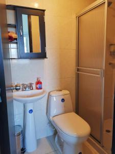 a bathroom with a toilet and a sink and a shower at Apartamento totalmente equipado a 5 minutos del Parque del Café - Montenegro in Montenegro