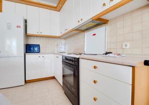 Kép 3 Bedrooms cozy Villa- 150m from the beach! szállásáról Pefkohóriban a galériában