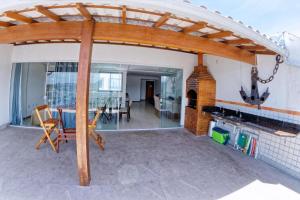 patio con pergolato in legno e tavolo di Cobertura c/ vista para o mar e montanhas, churrasqueira, 4 quartos 2 Vg garagem a Guarapari