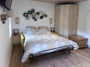sypialnia z łóżkiem i zegarem na ścianie w obiekcie Studio ALYA, mini-gîte en campagne de Lizio w mieście Lizio