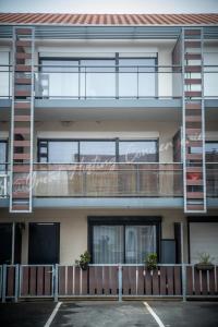 an apartment building with a balcony and a parking lot at Le Samélie, Superbe appartement Bray-Dunes avec stationnement privatif in Bray-Dunes