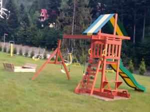 Plac zabaw dla dzieci w obiekcie Kurort Kozubnik Apartament 33 Wellness &SPA