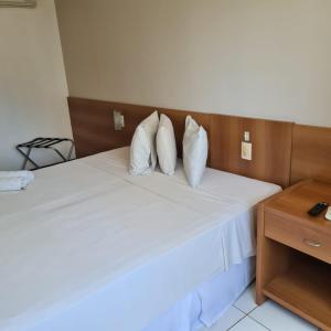 Tempat tidur dalam kamar di Ponta Negra Flat