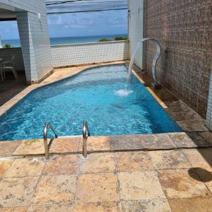 - une piscine avec deux robinets dans une maison dans l'établissement Ponta Negra Flat, à Natal