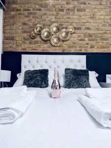 Gallery image of Duke and Duchess Apartments and Rooms - Private in Room Hot Tub Suites in London