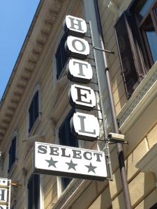 un panneau indiquant la rue sur le côté d'un bâtiment dans l'établissement Hotel Select Garden, à Rome