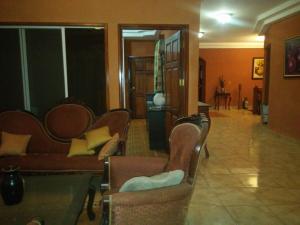 a living room with a couch and chairs at Casa MONTOCO 114 in Managua