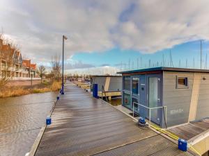福伦丹Houseboat in Volendam near Fort Edam的河岸边的码头,有建筑物