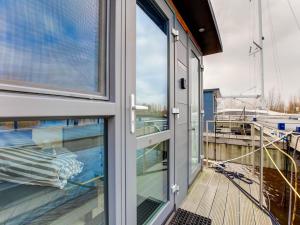 Houseboat in Volendam near Fort Edam的阳台或露台