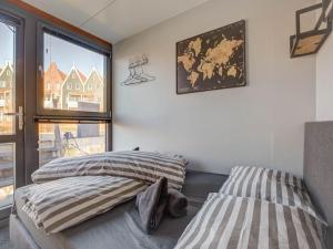 Houseboat in Volendam near Fort Edam客房内的一张或多张床位